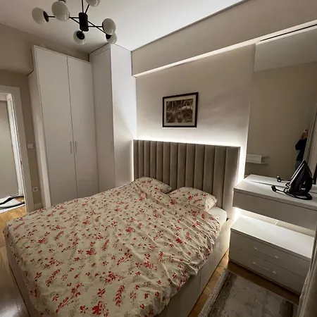 Apartamento - Stylish 1br With 2 Balconies - View & Free Parking Skopie