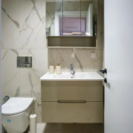 - Stylish 1br With 2 Balconies - View & Free Parking Apartamento Escópia