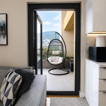 Apartamento - Stylish 1br With 2 Balconies - View & Free Parking *