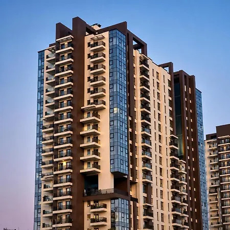 - Stylish 1br With 2 Balconies - View & Free Parking Apartamento